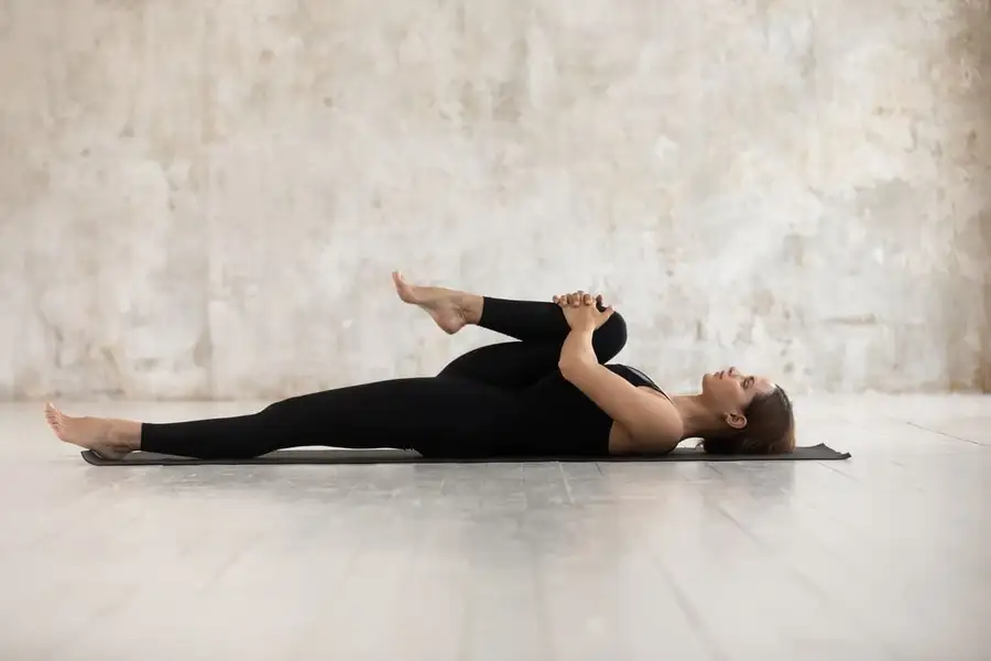 Tu the keo chan thang giup ep deo trong Yoga